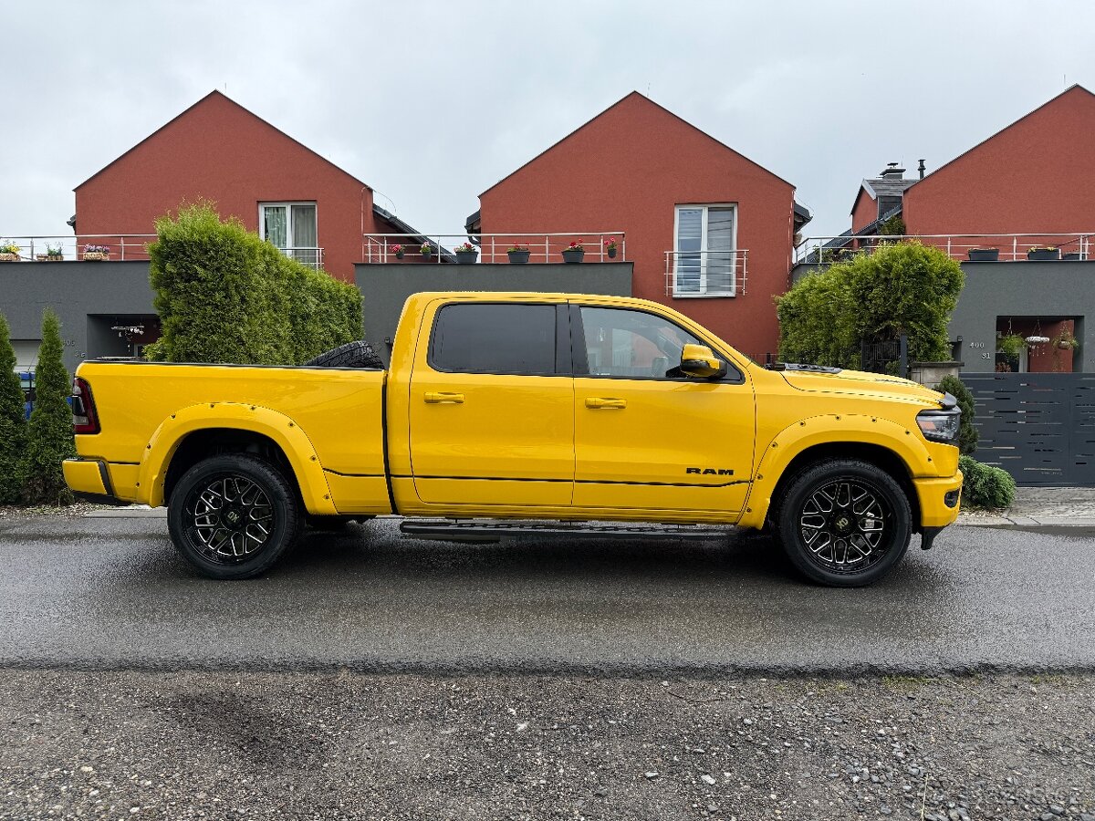 DODGE RAM 1500 HEMI LONGBED YELLOW JACKET