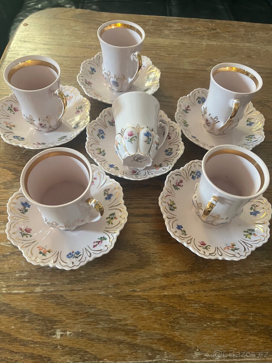 Šestidílná sada šálků a podšálků z růžového porcelánu. - 2