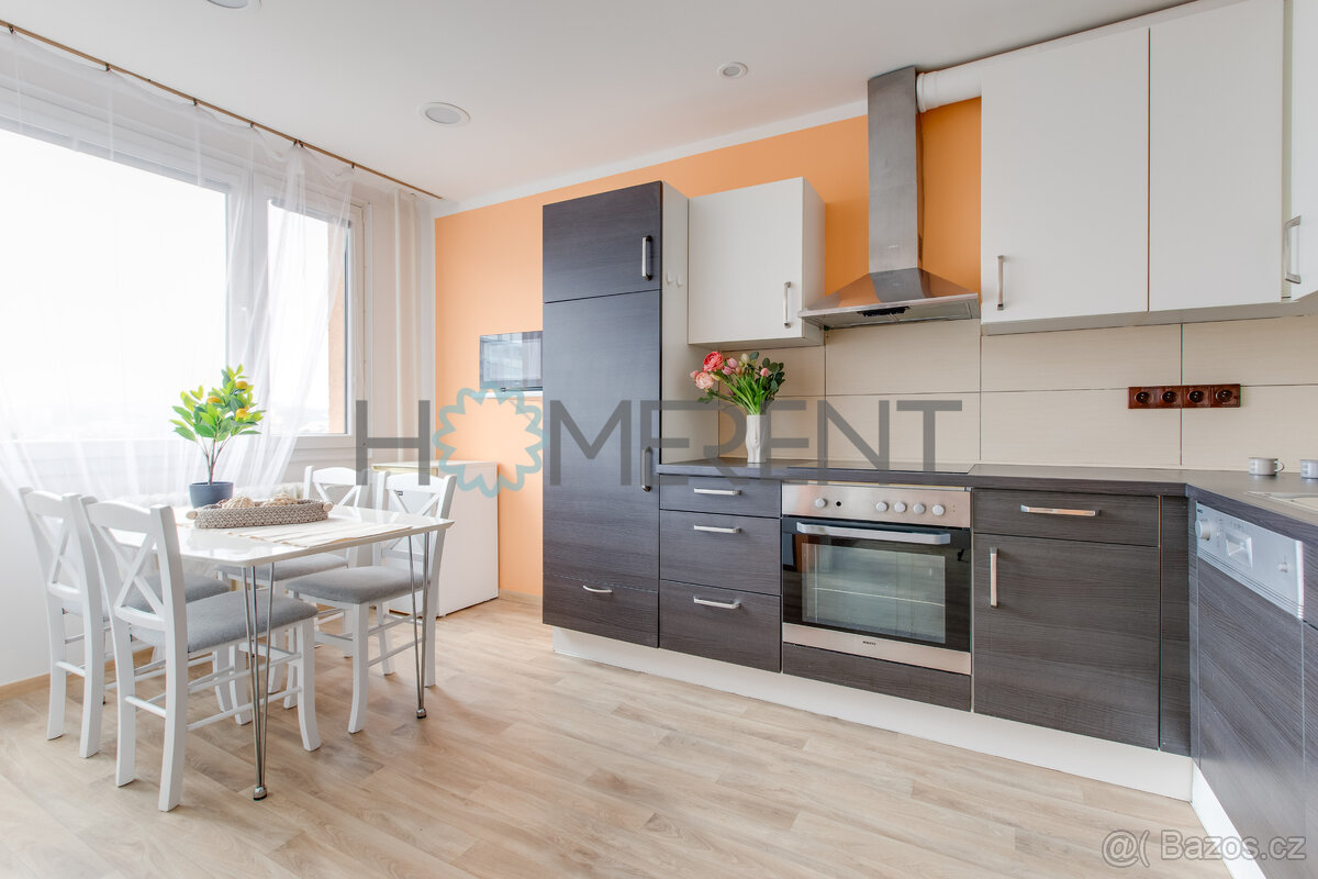 Pronájem prostorného bytu 3+1 s lodžií, sklepem a výtahem – - 2