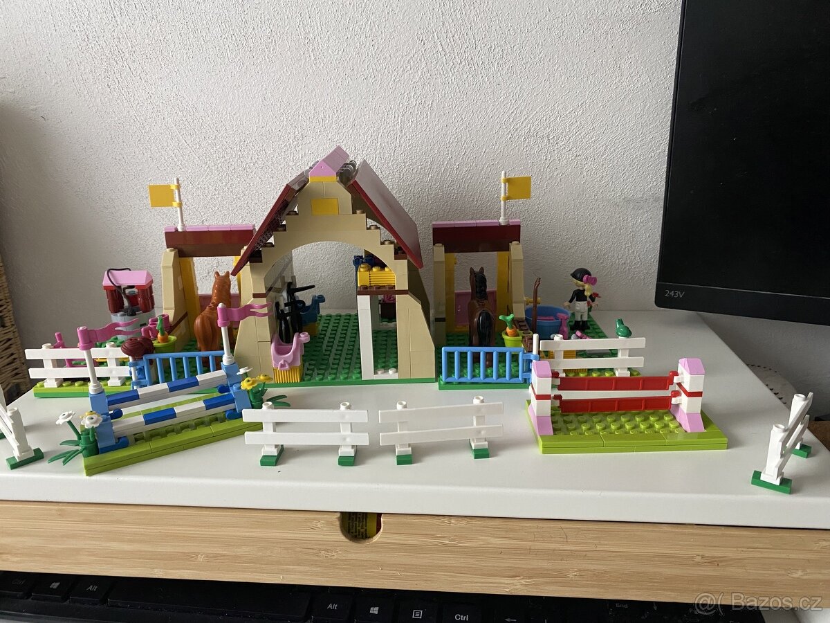 Lego Friends 3189 Stáje v Heartlake - 2