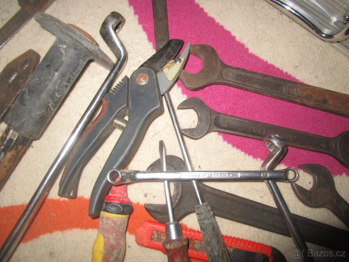 kufr plny nařadí - 2