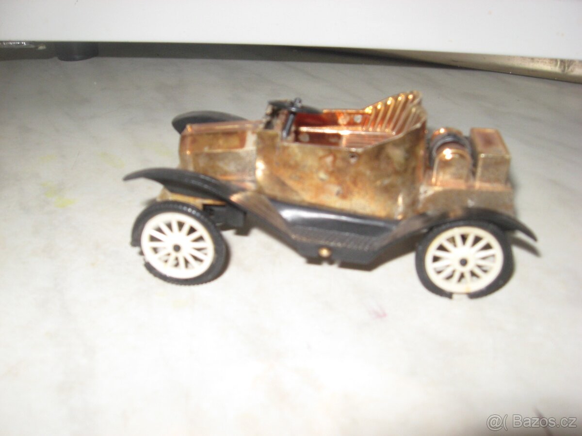 Retro modely plastových autíček. - 2