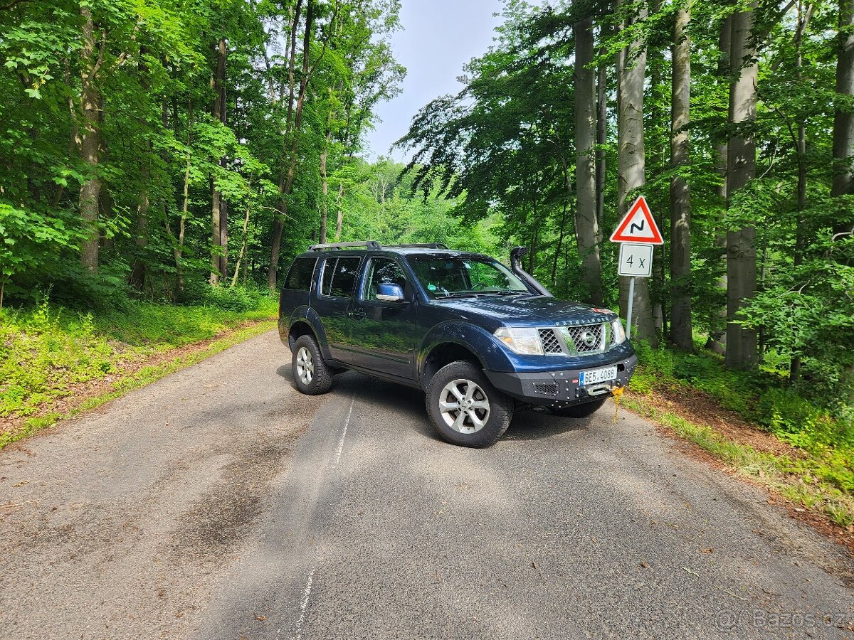 Nissan Pathfinder R51 2.5 dCi (2006) – zvednutý podvozek, na