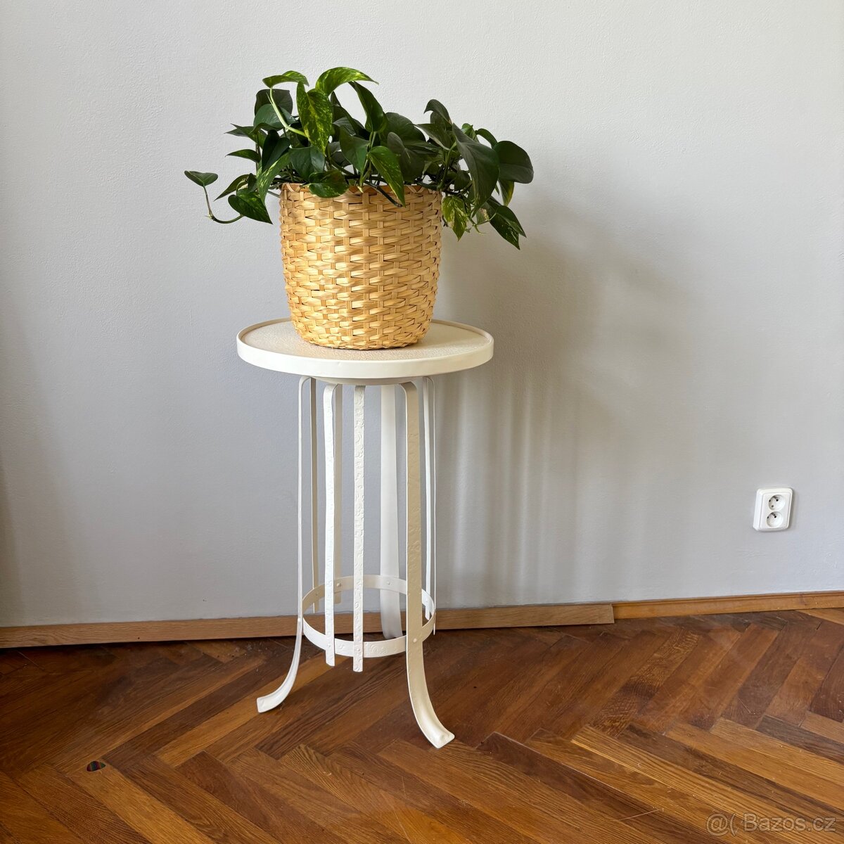 Krásný starožitný kovový stolek na květiny - 2