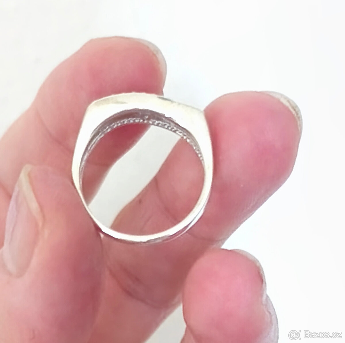 Stříbrný vlnitý prsten se zirkonem. - 2