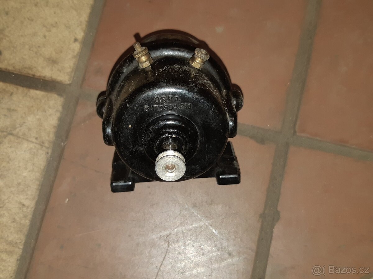 Starý bakelitový motorek, motor - 2