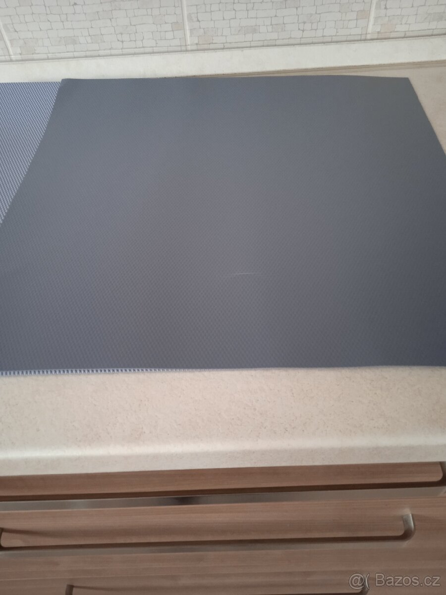 Protiskluzová podložka do zásuvky - 2