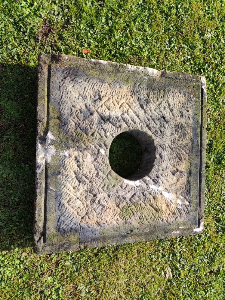 Starožitný pískovcový komínový klobouk r.v.1890 - 2