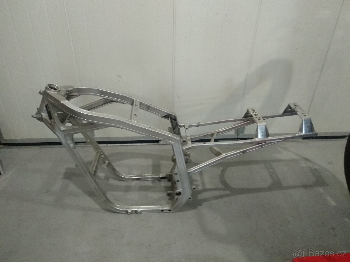 Suzuki GSX R 750 rám + švýcarské doklady - 2