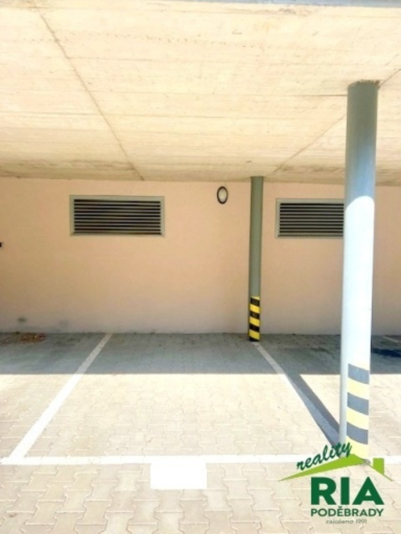 Poděbrady pronájem venk.park. krytého stání 12,83m2-centrum - 2