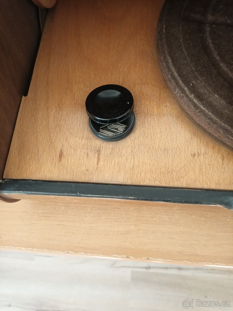 Prodám starý gramofon. Funkční. - 2