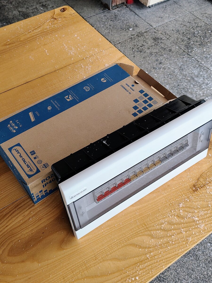 Jističová podomitkova skříň - 2