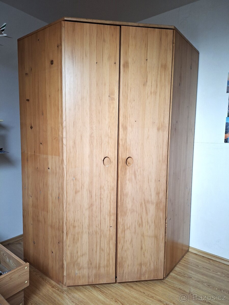 Skříň šatní rohová masiv - 2