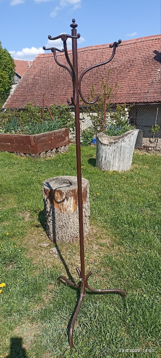 Kovový věšák na šaty a kabáty - 2
