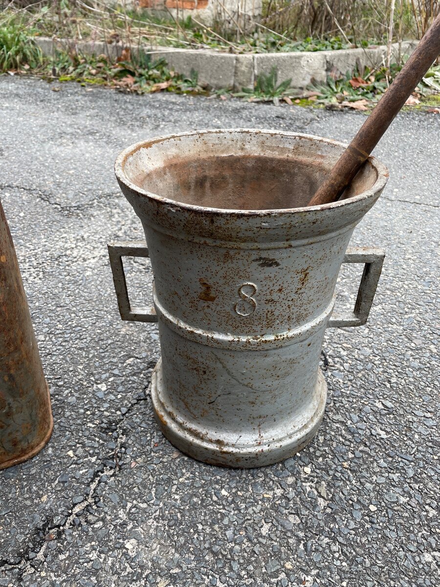 Starý obří litinový moždíř - 2