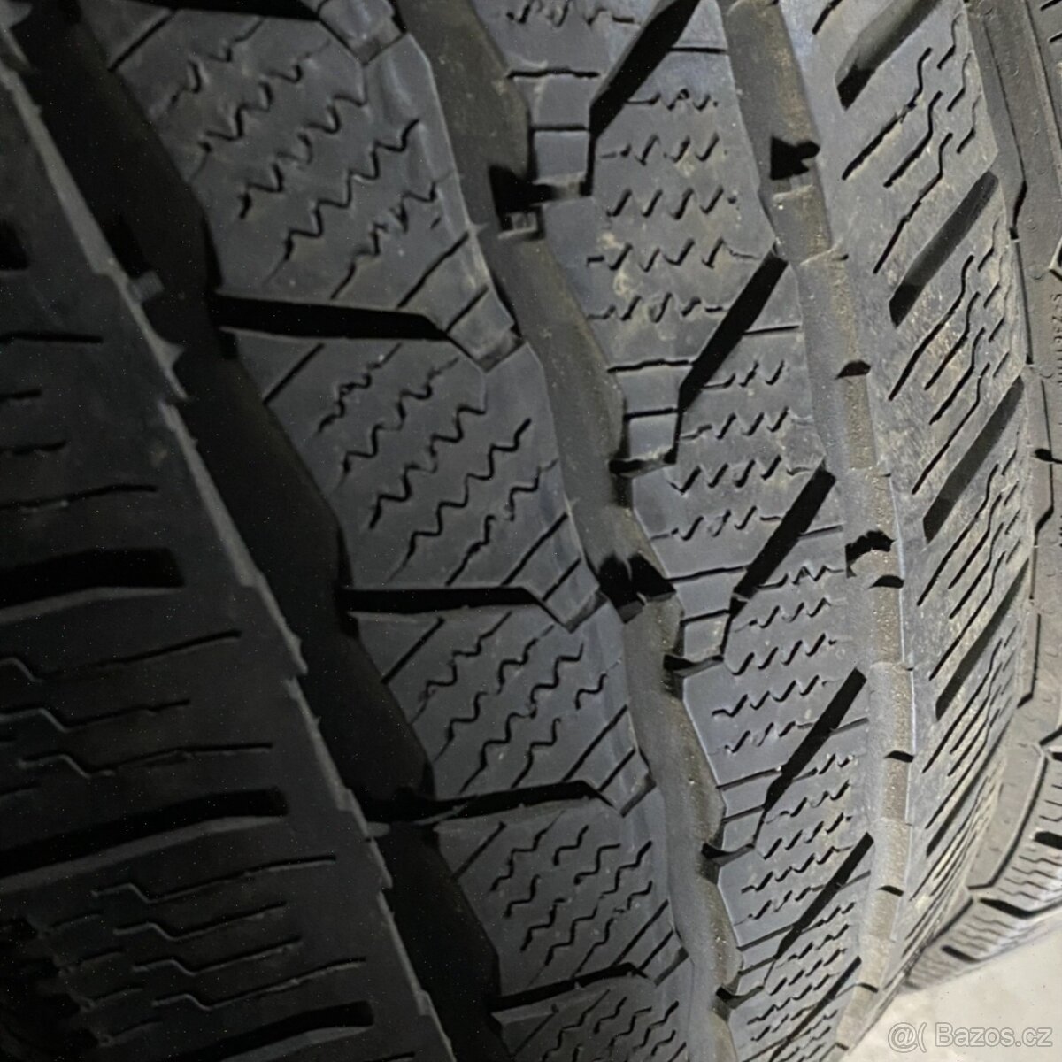 Zimní pneu 215/60 R17C 109/107T Continental 5mm - 2