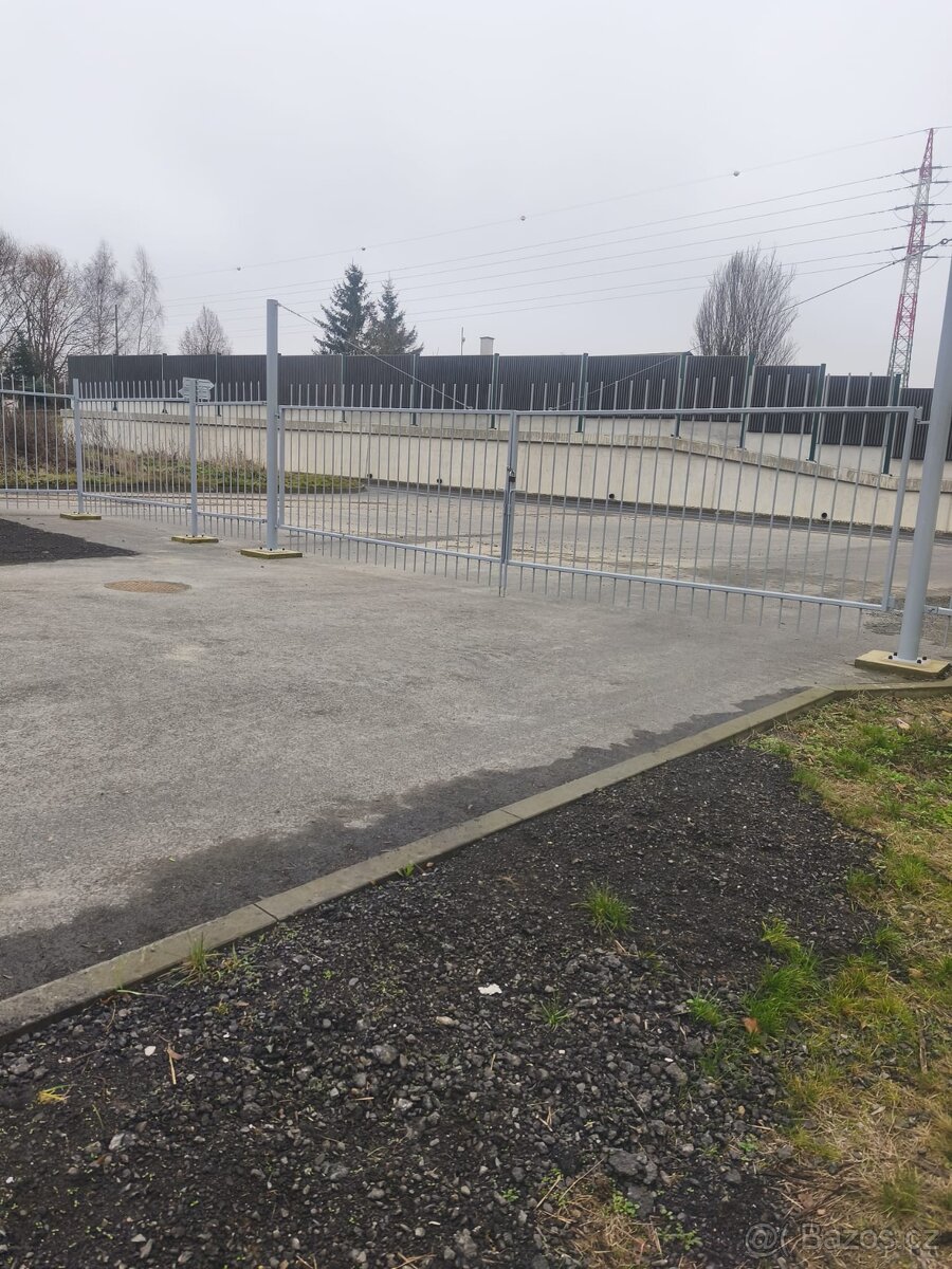 Zpevněná oplocená plocha - 2