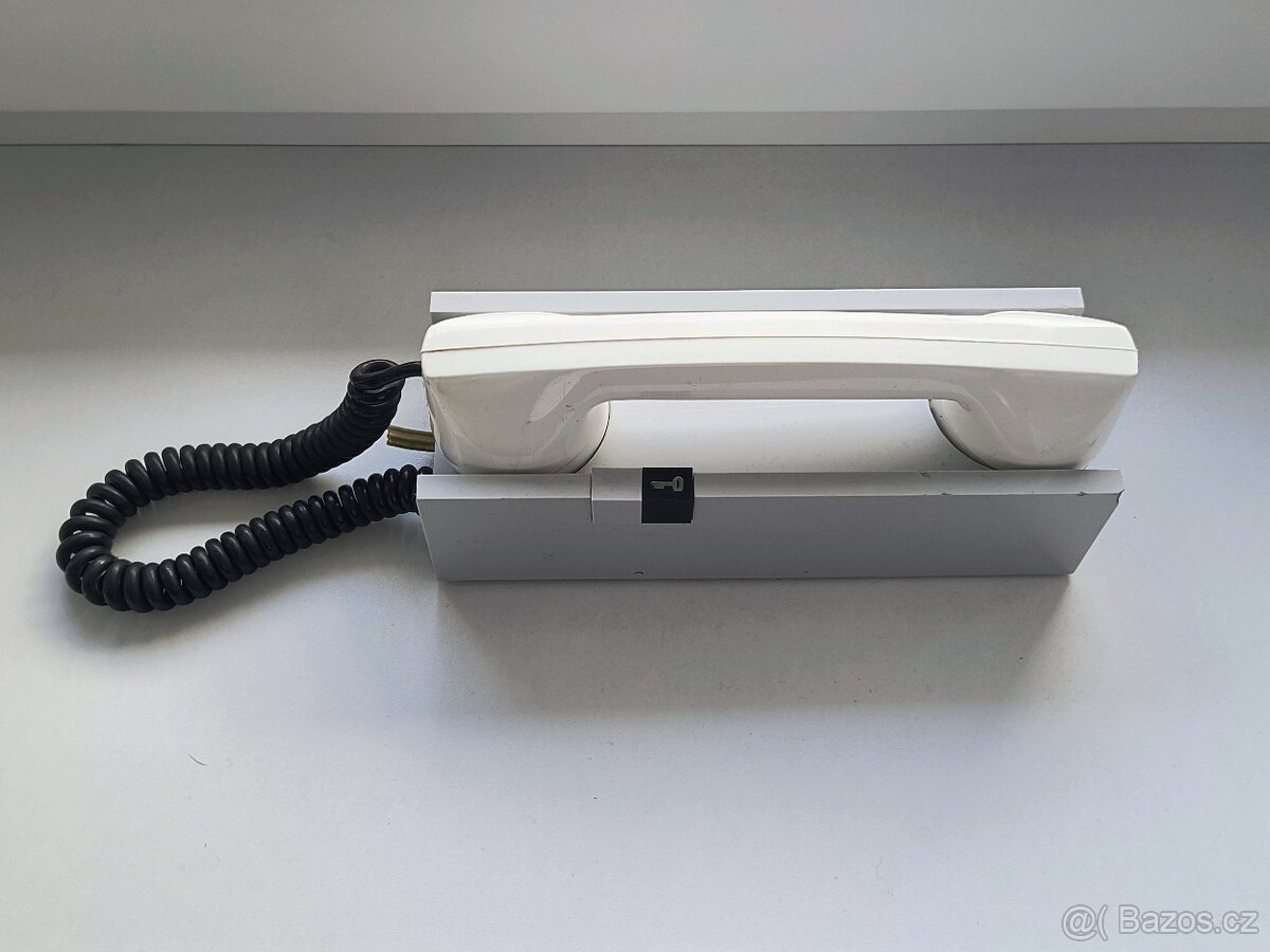 Různé starožitné telefony - 2