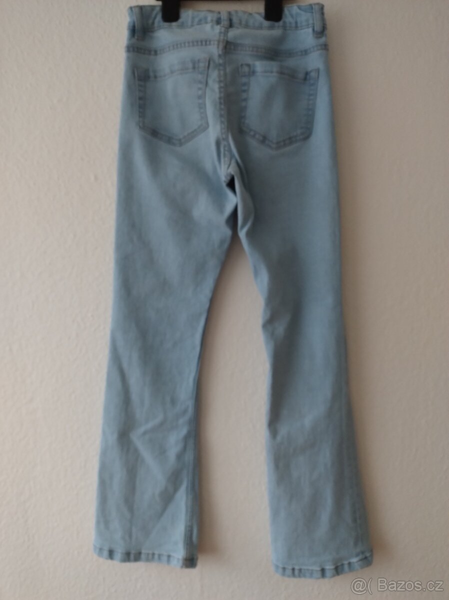 26) džíny světlé modré, nohavice do zvonu - 2