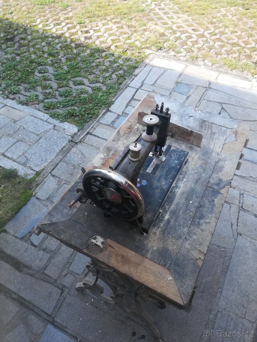 STARÝ ŠICÍ STROJ SINGER - 2