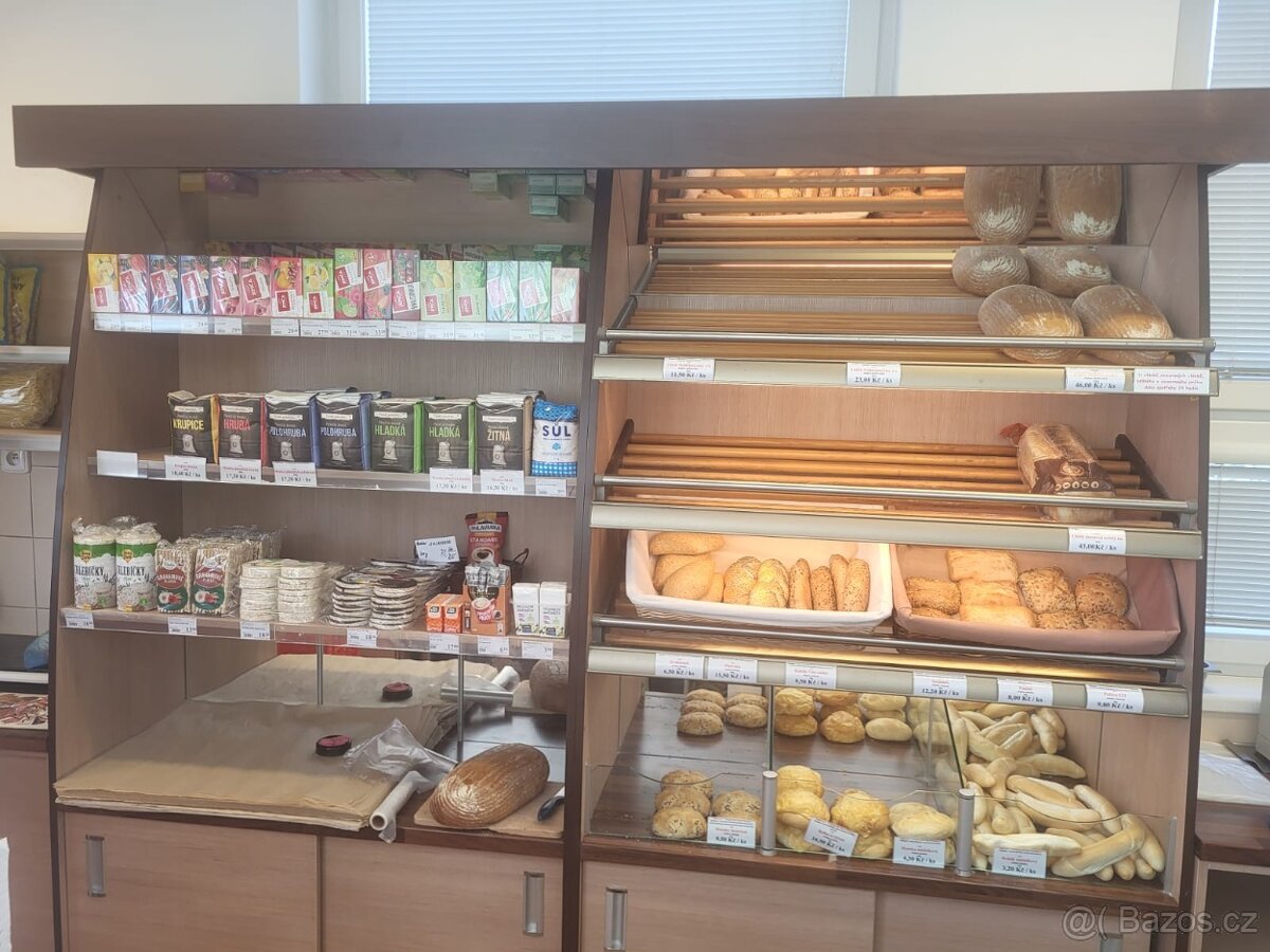 Regály a vitríny z prodejny pekařství - 2