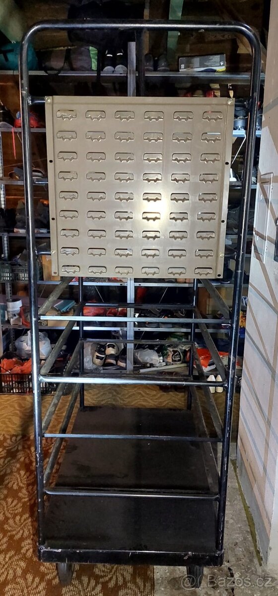 Kovový regál bez polic - 2