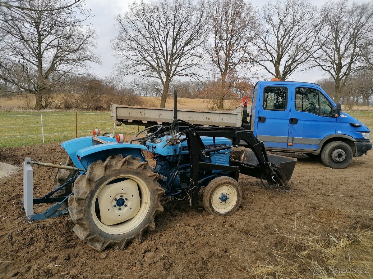 Malotraktor Hinomoto 25 E čelní nakladač - 2