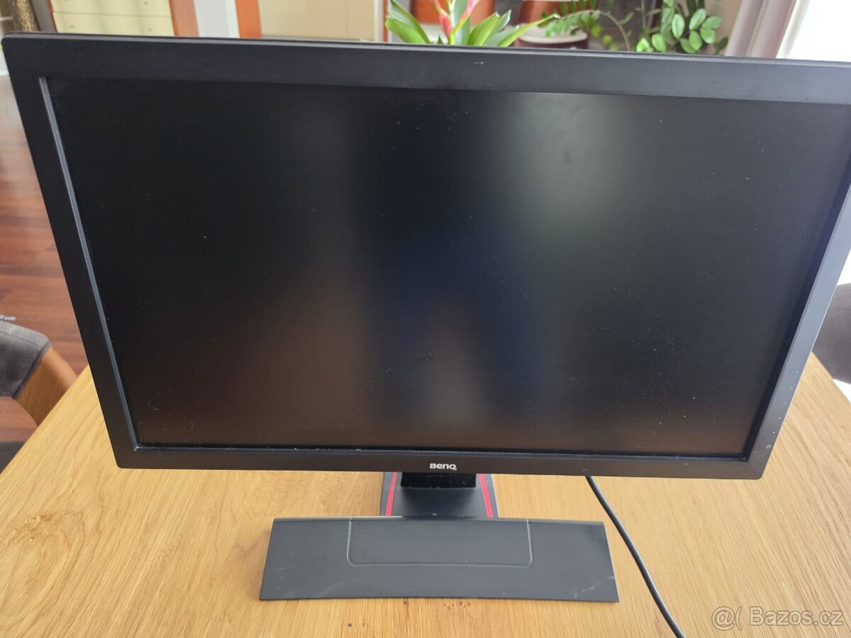 Starší PC bez HDD/SDD + Monitory - 2