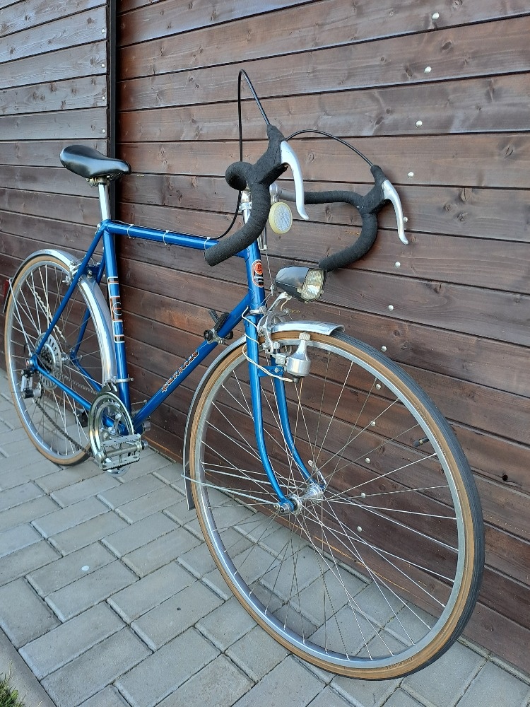 ZÁNOVNÍ ULOŽENKOVÝ Favorit vhodný jako dekorace podniku - 2