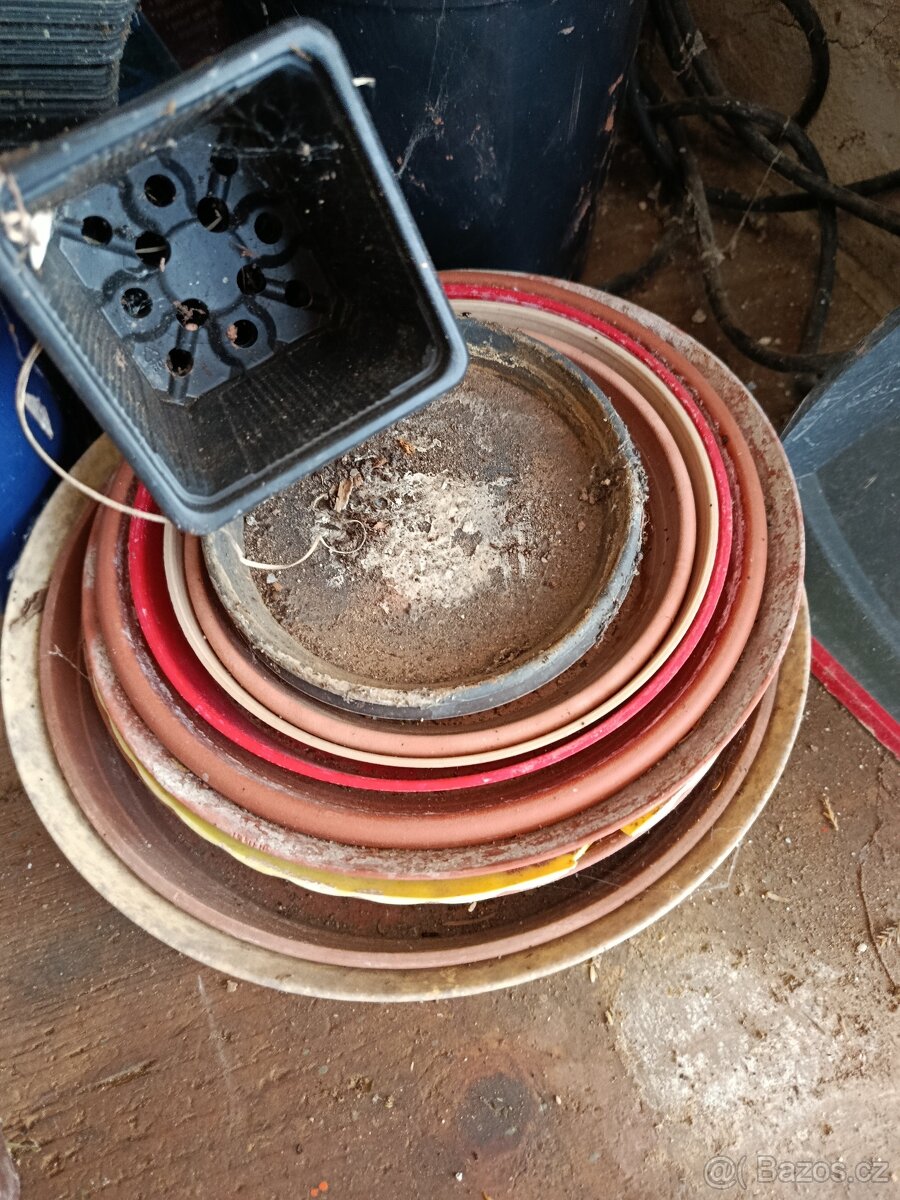 Mix květináčů, obrubníků, sadbovačů za celkem 200 Kč - 2