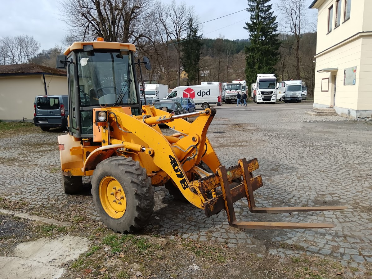 Kolový nakladač JCB 407 - 2