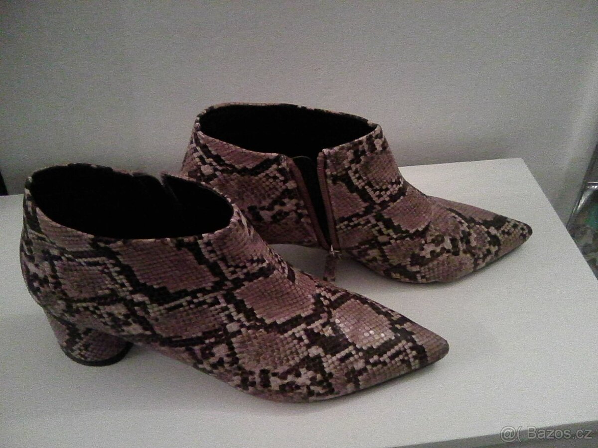 Velmi pěkné polo-kozačky hadí vzor, v.40, černobéžové - 2