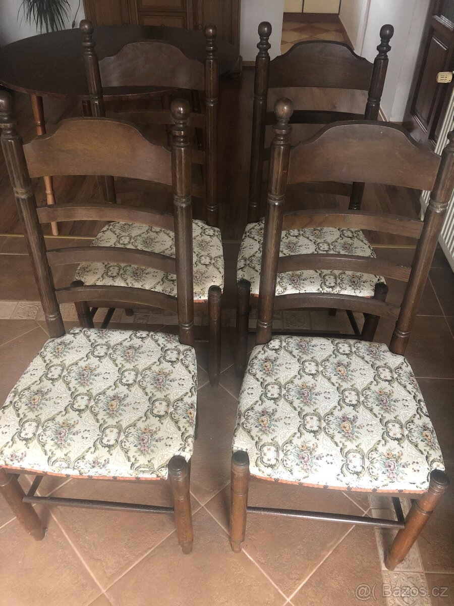 Dřevěný jídelní stůl + 4 židle - klasický styl - 2