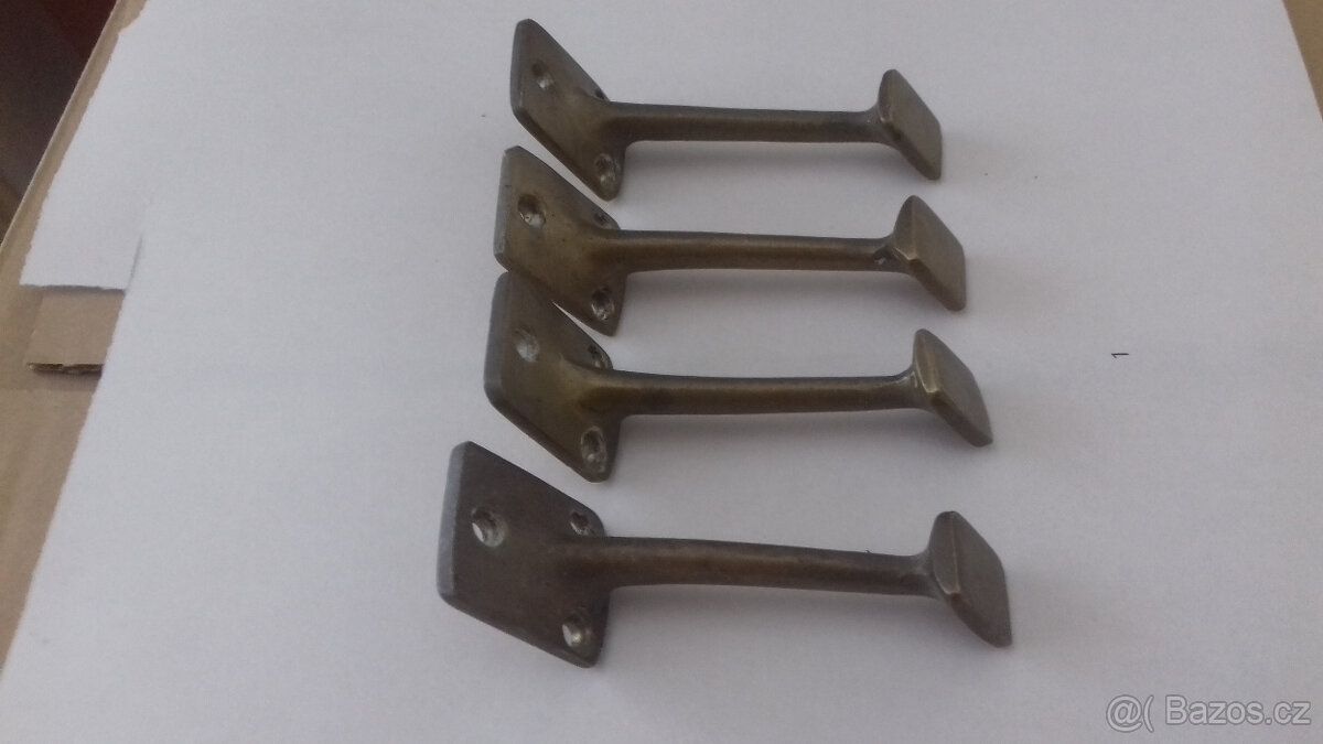 Mosazné dorazy -zarážky na okna.Cena zy 4ks. - 2
