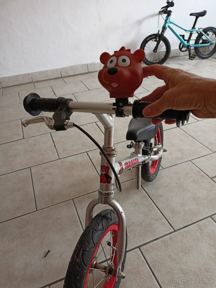 Odrážedlo s helmičkou. - 2