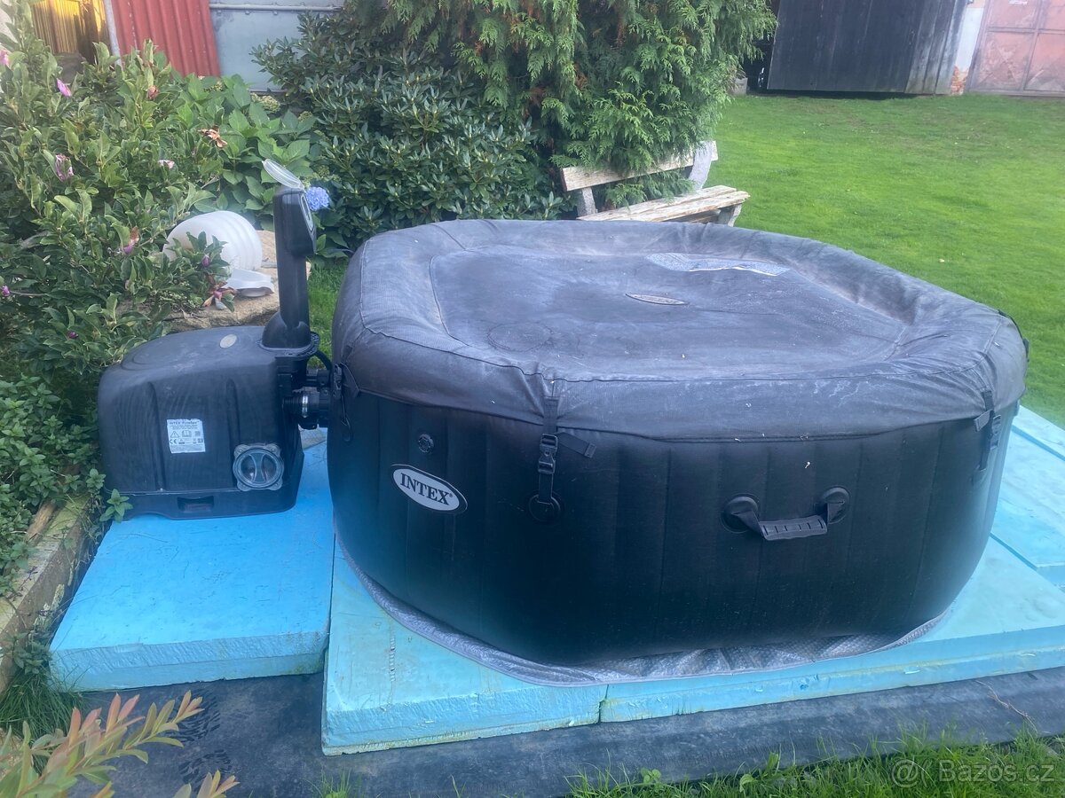 PRODÁM VÍŘIVKU S MASÁŽNÍMI TRYSKAMI - 2