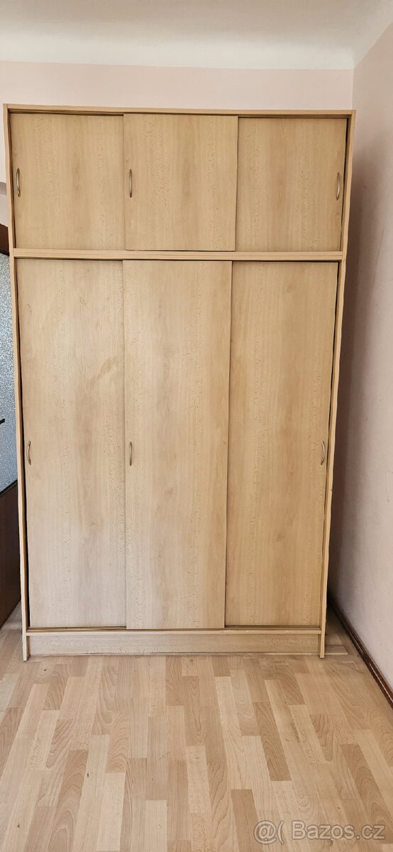 Šatní skříň a komoda - 2