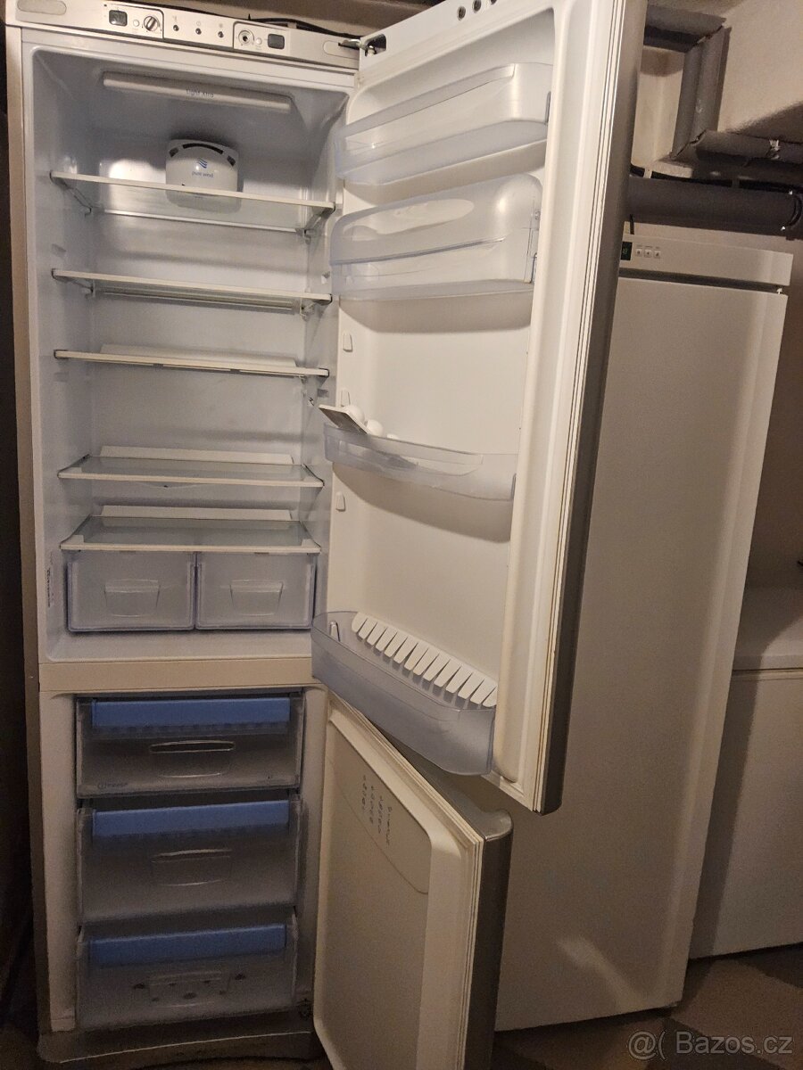 Lednice s mrazákem INDESIT - 2
