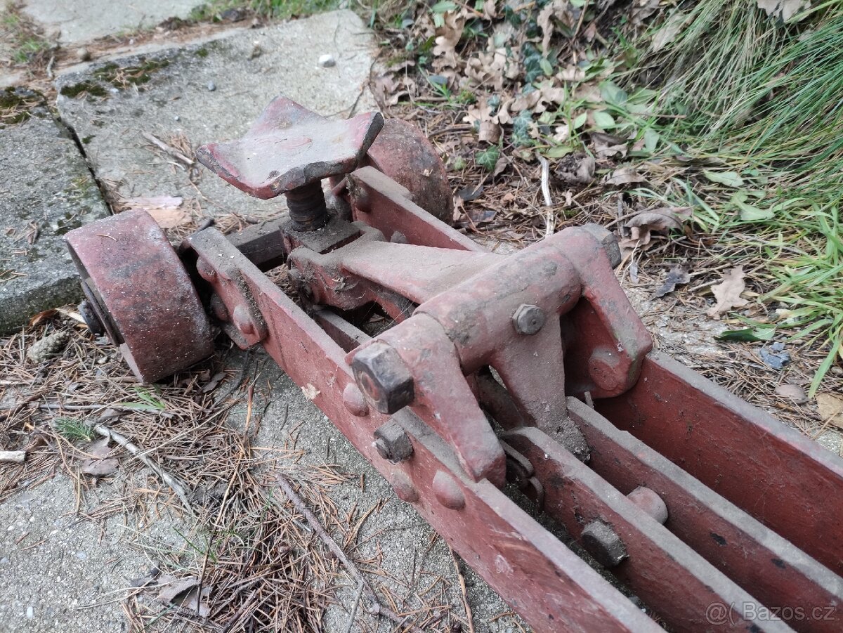 Historický zvedák na auta - 2