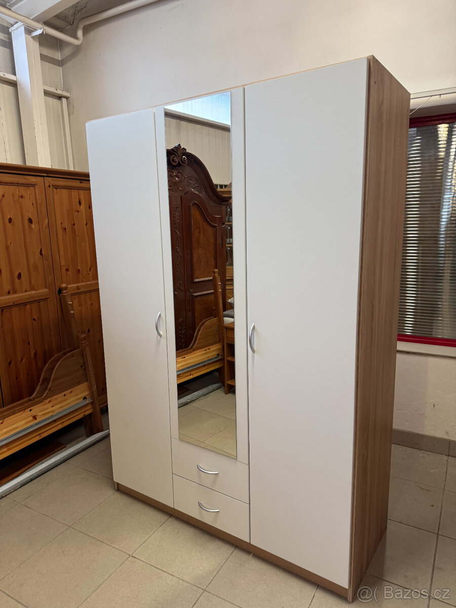 třídveřová bílá šatní skříń - 2