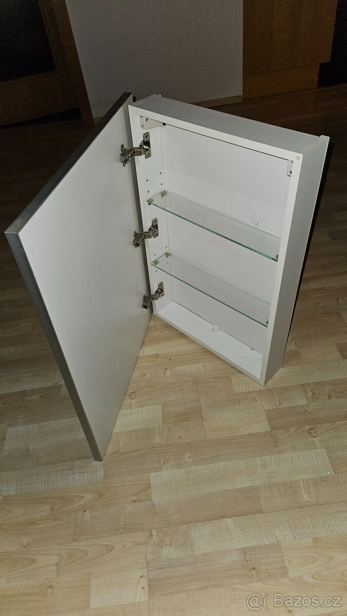 Koupelnová skříňka se zrcadlem - 2