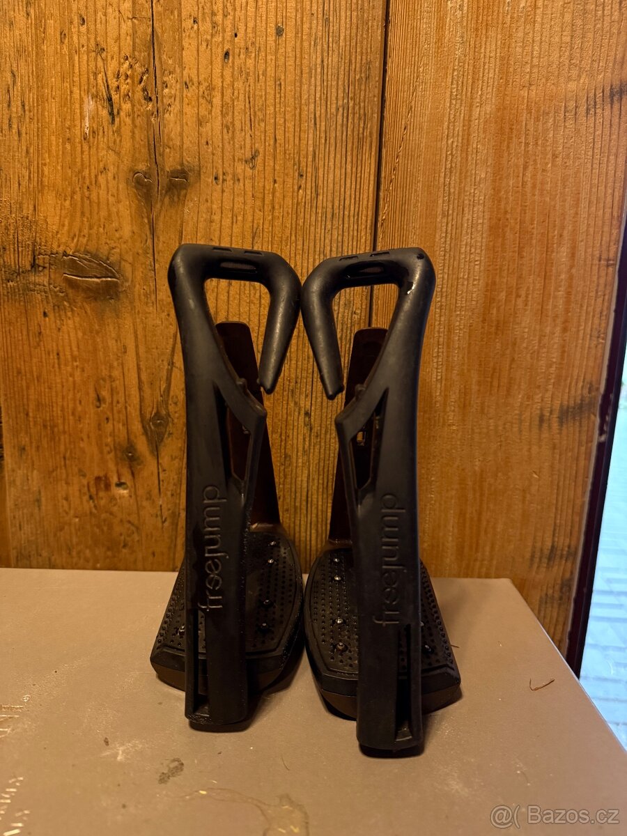 Freejump třmeny hnědé a černé - 2