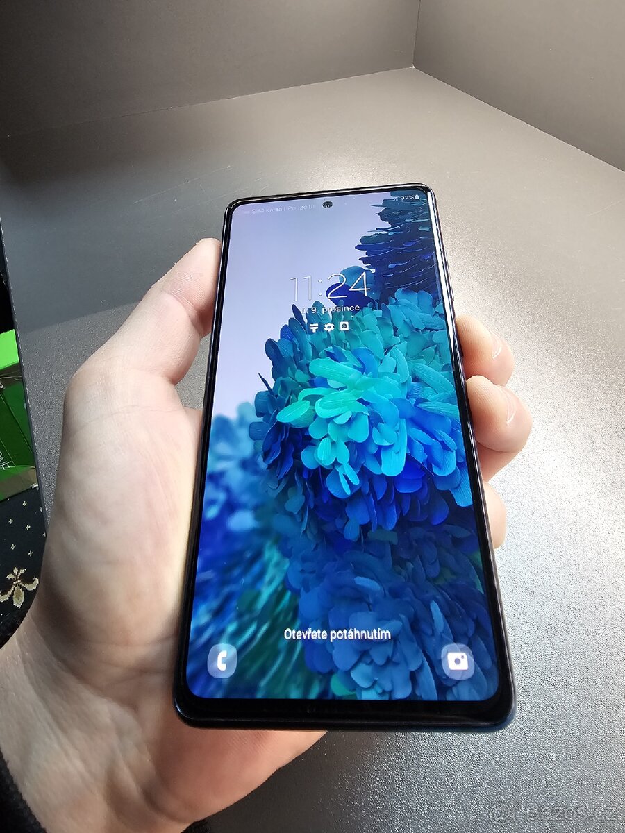 Samsung Galaxy S20 FE – TOP STAV
- 2