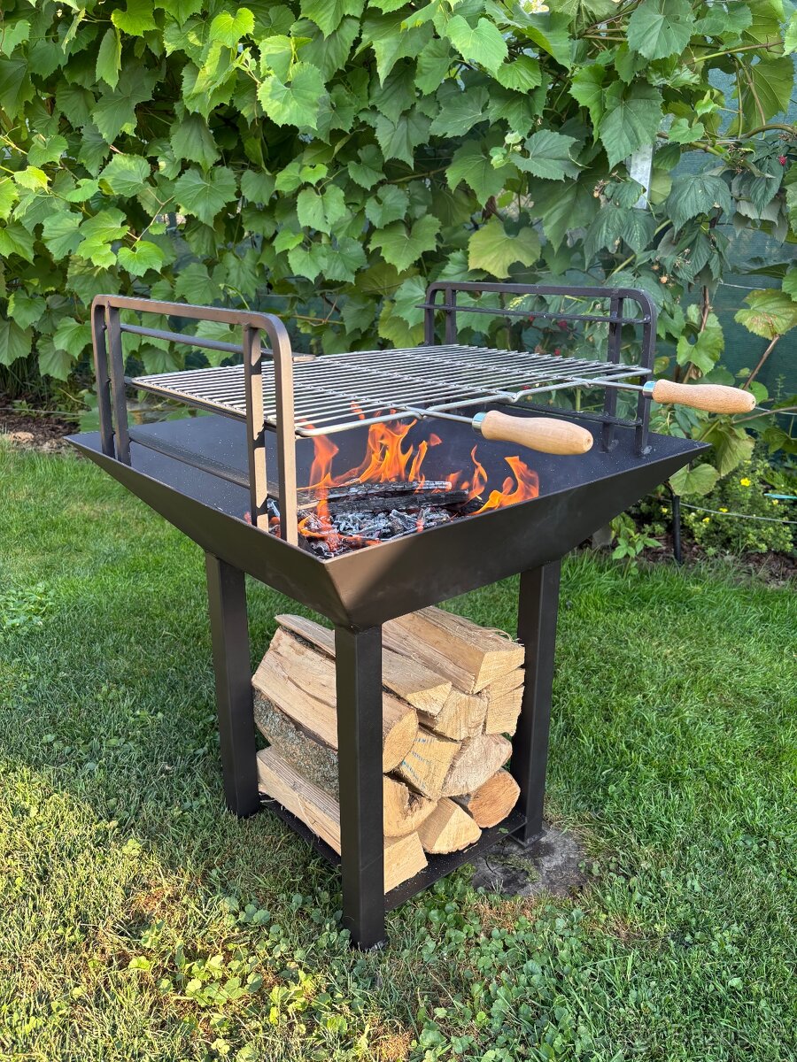 Ohniště s grilovacím roštem. - 2