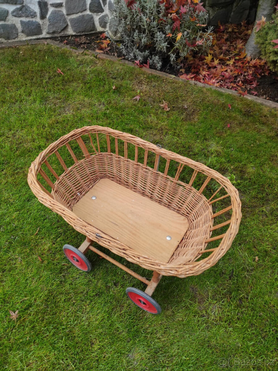 Proutěný koš na kolečkách - 2
