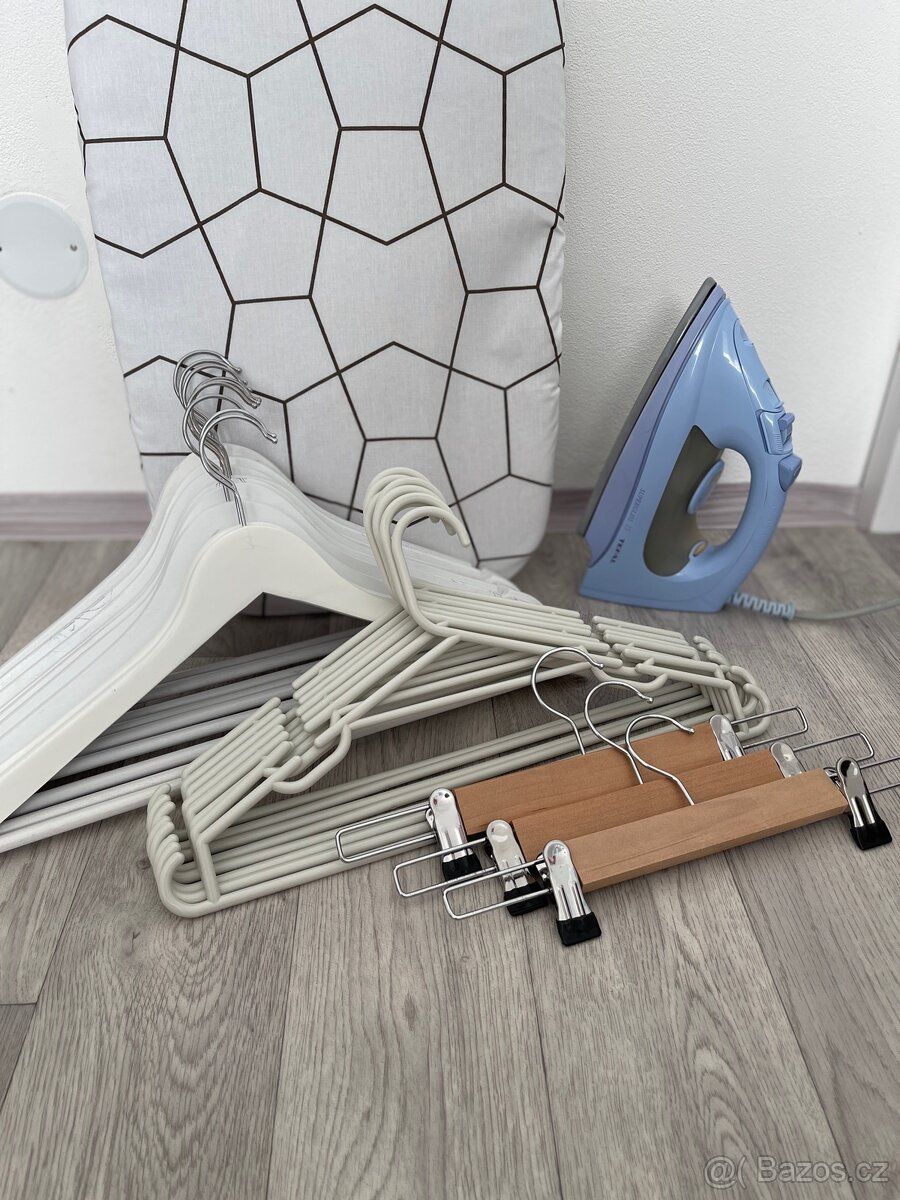 Napařovací žehlička, ramínka a žehlicí prkno - 2