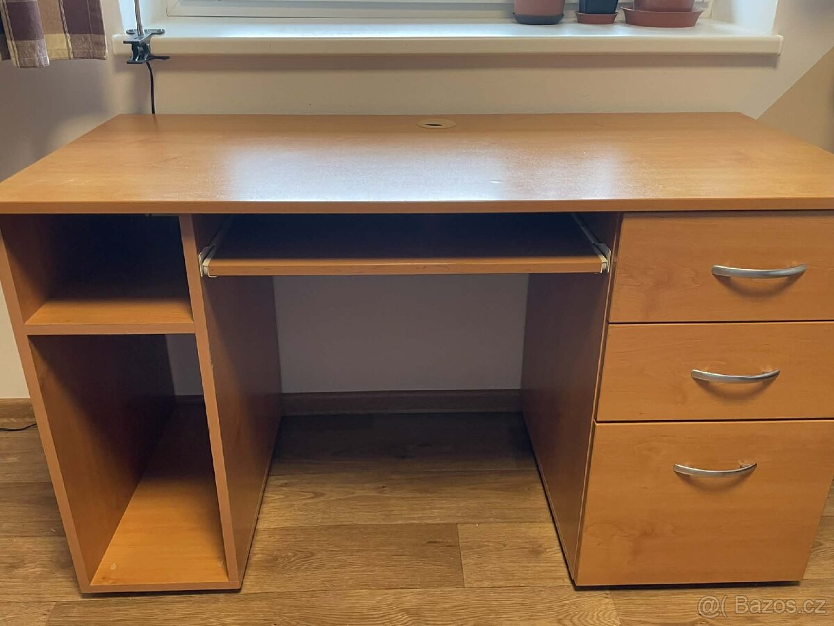 Prodám psací stůl. - 2