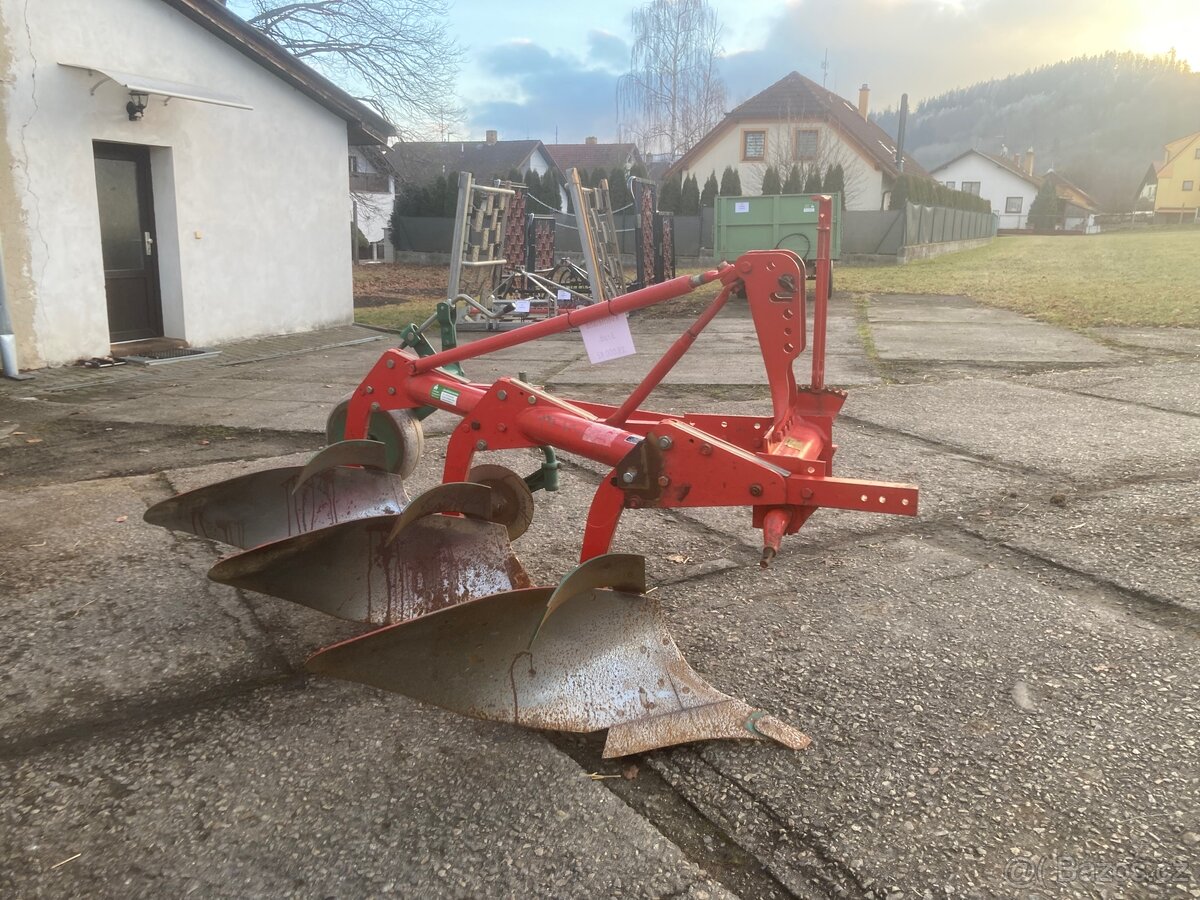 Tříradličný pluh Kverneland - 2