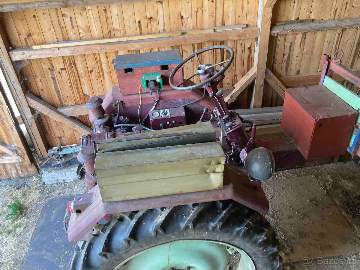 traktor RS 09 čtyřválec - 2