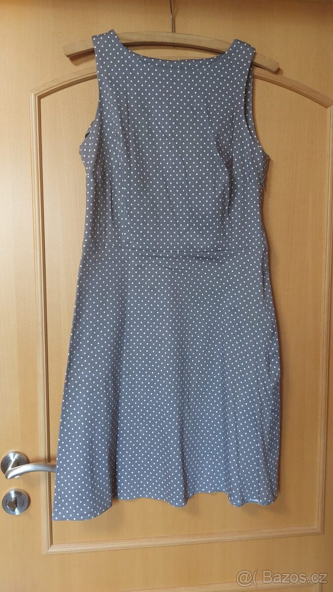 Pružné puntikate šaty - 2